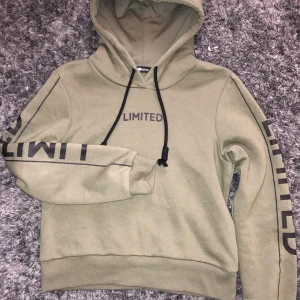 Hoodie  - Grön hoodie med text. Mjuk. Aldrig använt 