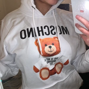 M O S C H I N O - Vill sälja snabbt!! Vit Moshino hoodie - 🌟 🌟 storlek - M (sitter som S) 🌟 använd ett fåtal gånger 🌟 inga fläckar eller andra skador Nypris: ca 4000kr på minto men just denna modellen säljs nog ej längre. Pris kan diskuteras.  