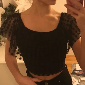 Svart topp - Superfin croptop som jag köpte och sedan sydde in för att göra den tightare. Sitter så fint men säljer då den inte kommer till användning tyvärr💗 Köpare står för ev frakt💕