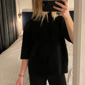 Stickad t-shirt med polokrage - Säljer denna superfina stickade t-shirten med polokrage från H&M som är slutsåld🤩 Den är i storlek L men sitter jättesnyggt på mig som vanligtvis har S!💕 Inga defekter. Kontakta mig om du är intresserad!💘⚡️