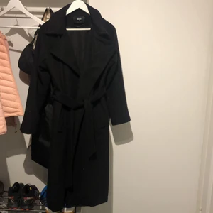 Kappa - Supersnygg varm kappa från bikbok!! Funkar både på hösten, vintern och våren🤩 Storlek S, nypris ca 900kr.