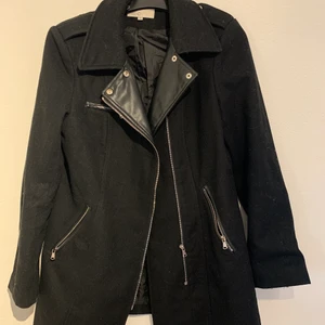 Svart kappa från Nelly - En väldigt fin svart kappa från Nelly i gott skick! 