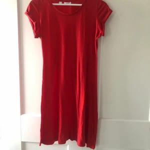 Sommrig klänning  - Super fin klänning som aldrig är använd då den inte passar på mig, den är inte figur sydd så den passar på dom flesta, väldigt tunt tyg känns lite som ett nattlinne