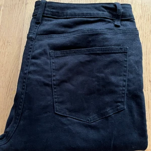 Vida jeans  - Vida svarta jeans från Cubus, strl. XL. Köpta för ett par månader sedan, såå fina på men säljes då de blivit för stora. 