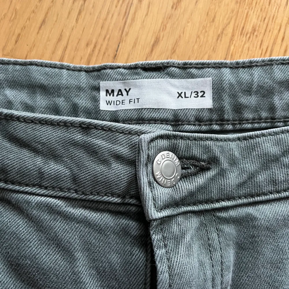 Jättefina gröna vida jeans från Cubus i strl. XL. I fint skick, modell: May, finns fler bilder på Cubus hemsida hur den ser ut på. . Jeans & Byxor.