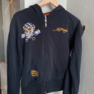 Ed Hardy zip up  - Sjukt häftigt zipup från edhardy!🤩 den är i barnstorlek XL, passar S. Bra skick och snygga detaljer!!💖⭐️