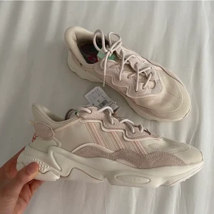 ASBALLA ADIDASSKOR!!✨😩🤩💗💋 - Säljer mina coola adidas skor köpta på foot locker i Köpenhamn i somras (har kvittot, prislappen och skokartongen kvar). 🥰💕🧚‍♀️ Dem är aldrig använda då dem tyvärr visade sig vara för små för mig. Det är storlek 40 men passar även 39. 🤗🤗 Jag köpte dem för 1330 kr. Frågor? Skriv till mig😙