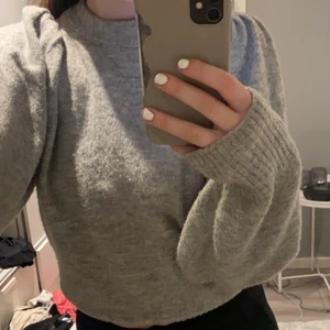 stickad tröja - Säljer denna jättesnygga stickade tröja från h&m i väldigt fint skick, säljer pga av att den inte kommer till någon användning 