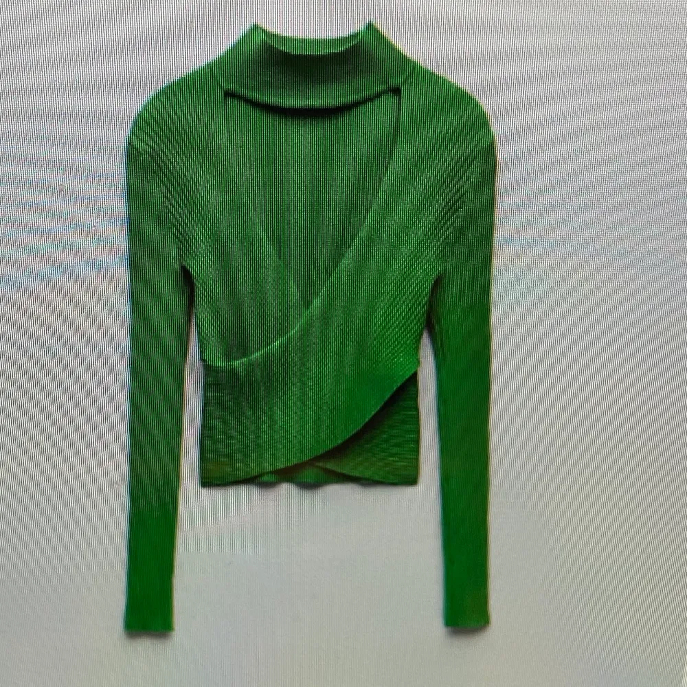 Säljer denna superfina tröja från zara, i storlek s! Använd endast en gång! Nypris 299 säljer för 200😃. Toppar.