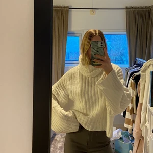 Stickad tröja - Jättefin stickad tröja som tyvärr inte kommer till användning då den är lite stor för mig. Står inte storlek i men skulle säga att den är onesize då den är rätt stor men fungerar beroende på vad man är ute efter för stil. Vill bara få såld så priset kan diskuteras om nån är intresserad🤍