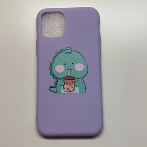 Ett fin mobil skal (IPhone 11 Pro) - Ny! Lila dinosaurie som dricker boba. Fin och söt. Den är inte använd 