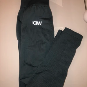 Iciw tights  - Ett par gröna iciw tights i fin kvalitet då jag bara användt de tre gånger. Säljer pga kommer inte till användning. Priset inkluderar frakten. (Storlek xs men tycker den är väldigt strechig)