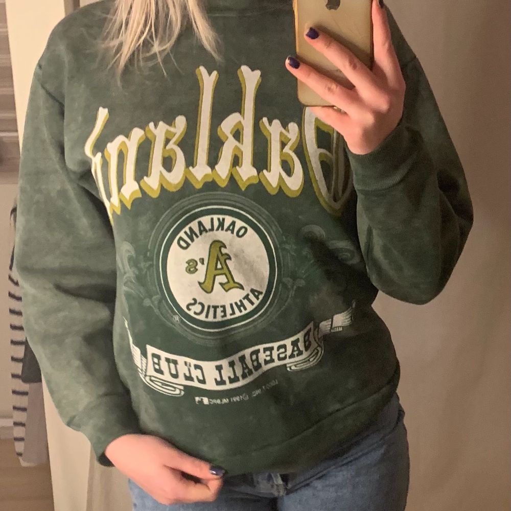 Sweatshirt i en grön spräcklig färg med tryck. Används inte längre. Köpt second hand. Frakt tillkommer!💚. Tröjor & Koftor.