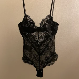 Spets body - Jag säljer en super sexig spets body i svart🖤 jag säljer den för att jag aldrig har använt den! Kan ta på mig den om någon vill se hur den sitter (bara att skriva)❤️ Den är string och har justerbara axelband❤️ köptes för 299 och säljer nu för 160