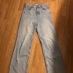 Ginatricot jeans tall - Dem här jeansen är i tall och är i storleken 36, perfekt för dig som är lång då jag är 178 och det sitter perfekt vid benen! Använt dessa byxor någon enstaka gång och är fortfarande i fint skick!