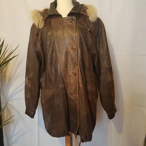Vintage Retro skinnjacka 80 tal 90 tal  - Super fin retro jacka från 80 eller 90 talet. Varm å skön nu till vintern:) Snygg tidstypisk boxig modell. Äkta skinn. Unisex Ca strl M se mått: Brädd under armarna: 138 cm Längd från axel: 81 cm Längd på arm från armhåla: 41 cm
