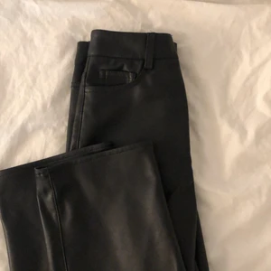 Skinnbyxor H&M - Vida skinnbyxor från H&M! De är strl 34, men passar nog 32 också 💘 💘 150kr +frakt. 