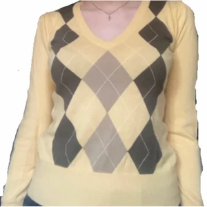 Gul farfarströja  - Söt gul tröja med rutigt mönster 