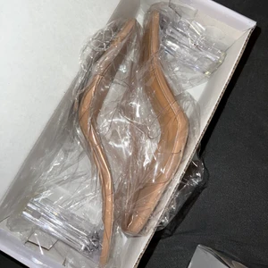 Klackar  - Klackar från Shein, ca 9cm höga. Fick hem idag men de passade inte, dock väldigt bekväma🤎🤎 storlek 39 och de är true to size!! Sista bilden är från hemsidan!