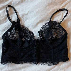 Svart korsett-bralette - Korsettliknande bralette med bygel. Själv klippt bort vadderingen. 6 stycken knäppningar. Storlek 75C
