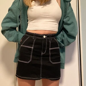 Svart mini skirt  - Svart mini skirt med vita detaljer. Riktiga framfickor!