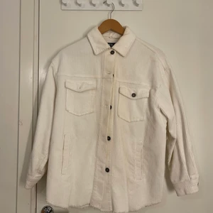 Manchester jacka från Zara - Vit manchesterjacka från Zara, den är oversize