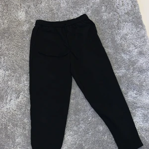 Kostymbyxor strl S - Säljer ett par kostymbyxor som man kan knyta i midjan. Väldigt sköna och fina.😍 Använda men i mycket bra skick! Så gott som nya👏😆 Uppvikta längst ned vilket blir en extra snygg detalj❣️