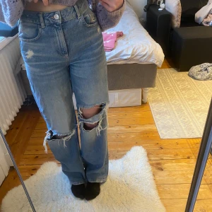 Zara jeans  - Snygga ljusblåa zara jeans med hål. De har gått sönder lite vid ett av hålen, detta har jag dock lagat. Kontakta mig för fler bilder. 