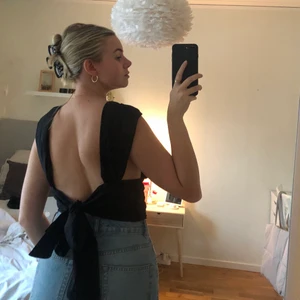 Svart Knyttopp gina tricot  - En svart topp man kan knyta själv från Gina tricot, strl 36 i mycket bra skick