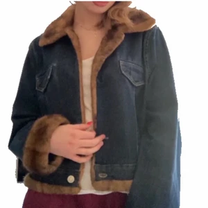 Jeansjacka med fake päls - Mörkblå jeansjacka med päls (fake).. Den är lite för kort för min smak men den är helt felfri. Frakt 66kr ❣️💕