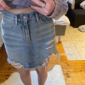 Jeanskjol - Ljusblå jeanskjol från H&M divided. 