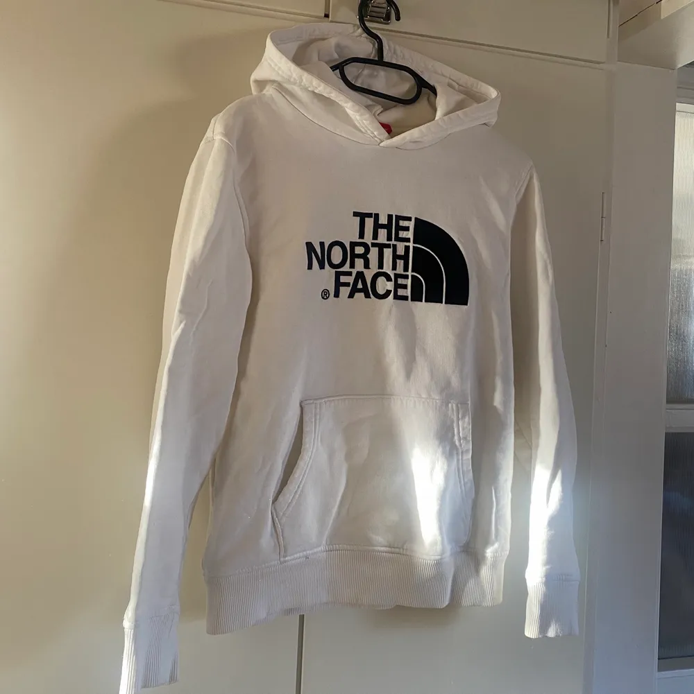Säljer denna hoodie från the north face. Storlek S. 200kr + frakt 66kr. Tröjor & Koftor.