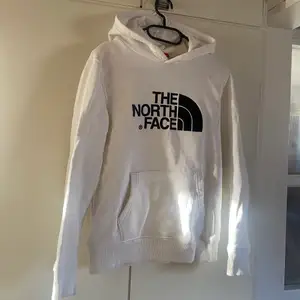 Säljer denna hoodie från the north face. Storlek S. 200kr + frakt 66kr