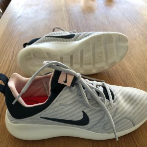 Nike storlek 37 - Använda en gång innomhus, extremt sköna men för stora för mig 