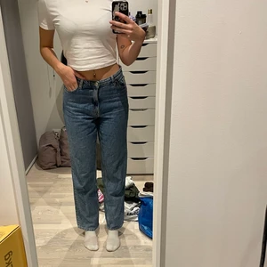 Jeans - Lite pösiga boyfriend jeans från monki. Jättesnygga men kommer tyvärr inte till användning. Är i jättebra skick!