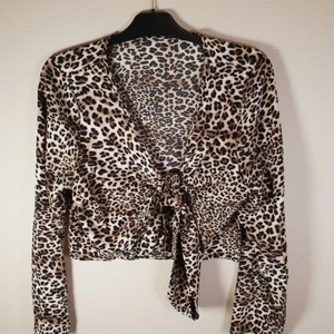 Blus - Fin blus med leopard mönster med knytdetalj framtill. Aldrig använd 