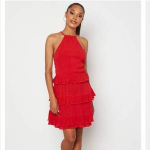 Säljer denna röda klänningen från bubbleroom i storlek 34. Helt oanvänd.
