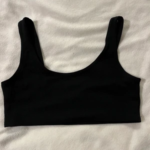 Svart topp - En svart liten topp från Bohoo! Storlek 38 men liten i storleken då den är väldigt kort! Bra och smidig topp att ha under genomskinliga tröjor eller under en kavaj! 💜