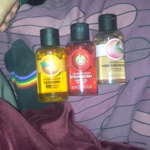 #thebodyshop - Säljer dessa mini tvålar i dofterna satsuma, pinkgrapefruit och strawberry, jätte fräscha och fina aldrig använd. Säljs tillsamans