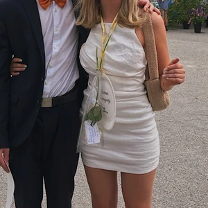 Zara klänning storlek xs  - Använd endast en gång på examensdagen❤️vit kort klänning från zara nypris 500kr
