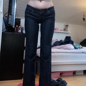 Lågmidjade jeans - Säljer dessa lågmidjade jeans från edc by ESPRIT! De sitter perfekt men är liiiite korta för mig som är 169. De är storlek 28 i midjan och längden står inte. Men skulle säga 30 i längd💕