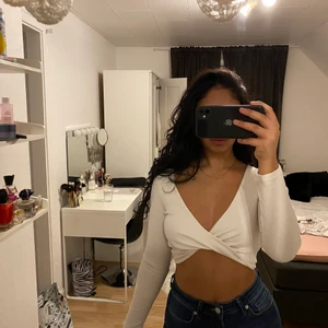 Croptop  - Vit croptop från bikbok i storlek xs. Använd fåtal gånger 🤍