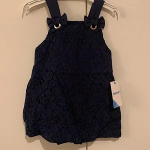 Byxdress  - Söt byxdress med korta ben & spetsdetaljer. Helt nytt kollektionsprov 