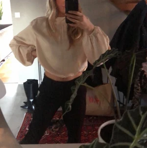 Finasre topp - Hej!! Nu säljer jag den här fina toppen i en super härlig färg💞💞 den kommer ifrån bikbok och har bara använt den en gång :(( säljer den för vet att någon annan kan få så mycket mer användning för den fina toppen❤️❤️ 200kr + frakt 🚚💞💞💞💞storlek s