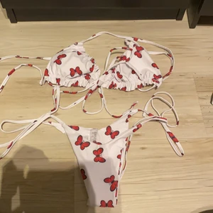 Bikini - En till jättesöt bikini, OANVÄND. Denna är jättegullig och söt och har lite mer string. Denna är i storlek M, säljer denna då underdelen passar men inte överdelen då den är för liten för mig och jag vill ha en matchande set. 💞 överdelen är skitsnygg då man knyter den som ett kors på ryggen. Köparen står för frakten❤️ säljer för 140kr😍