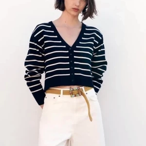 Kofta - Säljer denna jättefina koftan då den inte kommer till användning, är i bra skick 💙🙌🏼 