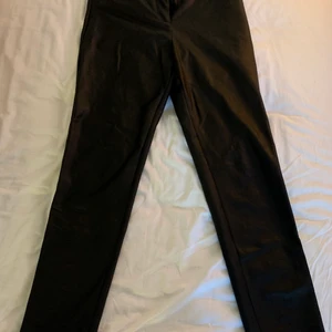 Läder byxor från NA-KD  - Fake läder byxor från NA-KD i storlek 36, nästan som nya säljer för att de inte passar mig längre! Skulle nog säga att den är närmare en 38 i storlek. 
