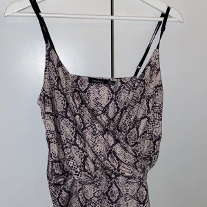 Body med ormmönster - Body från Boohoo, sitter bra och skaver ej! Använd en gång. Storlek xs men passar s