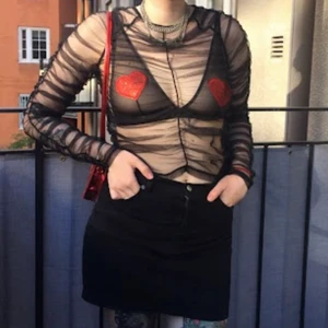 Ryschad mesh topp - Ryschad svart meshtopp från Monki, bra intressant layering piece eller bara som jag stylat den; med en snygg bh under❤️