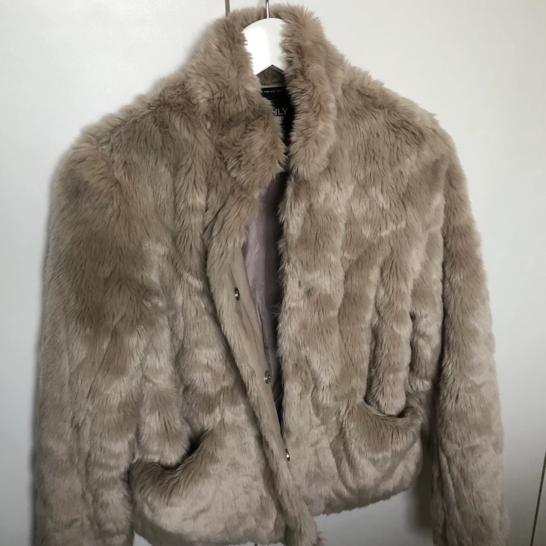 Beige pälsjacka 